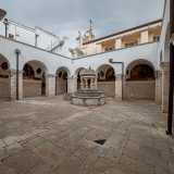 Usciamo ora dalla chiesa per entrare, tramite una porta alla destra dell�ingresso, nel chiostro del complesso